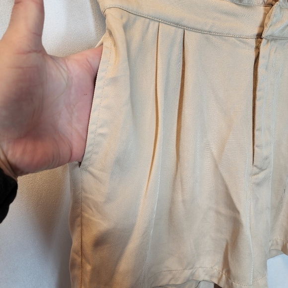 Cupcakes & Cashmere stretch waist flowy shorts - Picture 5 of 10